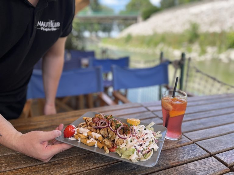 Harcsa gyros tál tálalása a Nautilus Hajós Bárban, mellette jeges ital