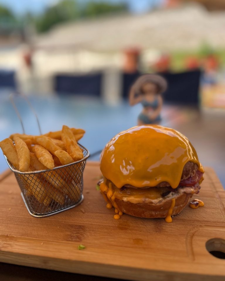 Cheddar láva burger ropogós burgonyaékekkel