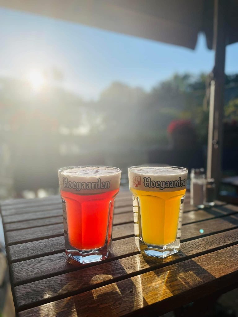 Két pohár Hoegaarden sör a Nautilus Hajós Bár teraszán