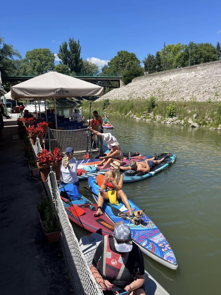 SUP-osok a Dunán a Nautilus Hajós Bár előtt