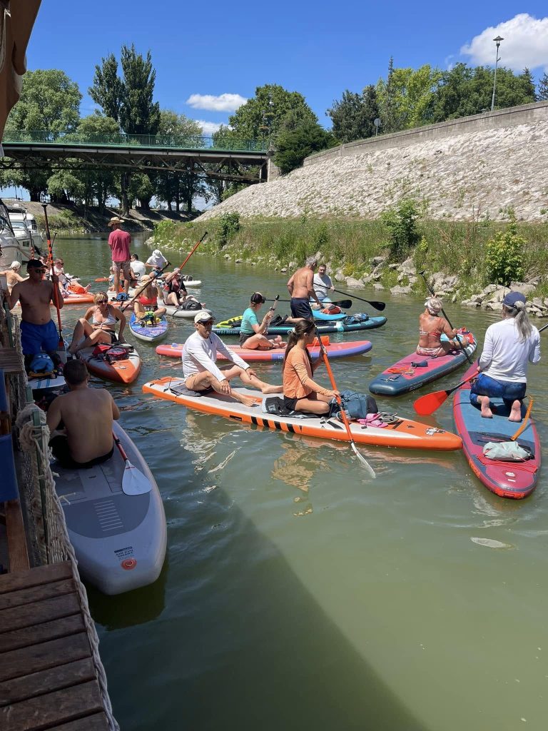 SUP-os csoport a Dunán Esztergomnál